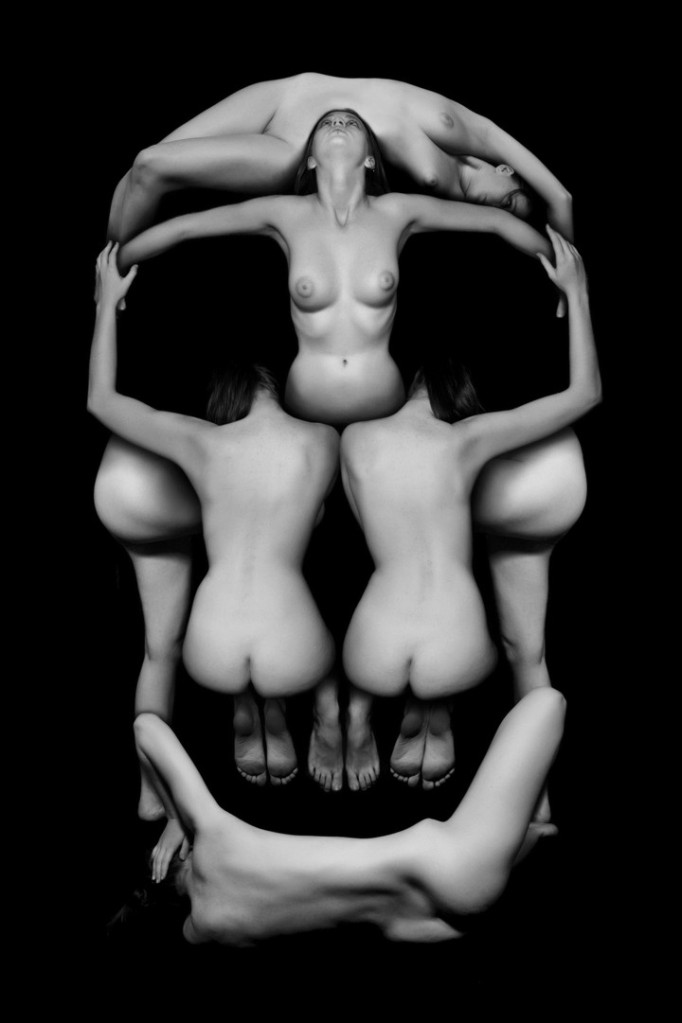 Nackte Frauen liegen so übereinander und aneinander, daß sie einen Totenschädel bilden Aktfoto erotische Kunst Dali Surrealismus